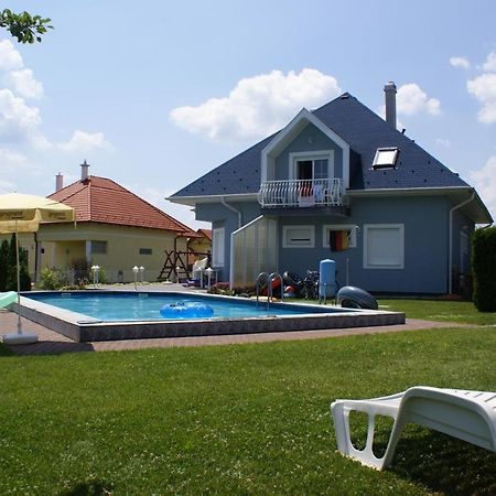 Kek Vendeghaz Family Resort Gyenesdiás エクステリア 写真