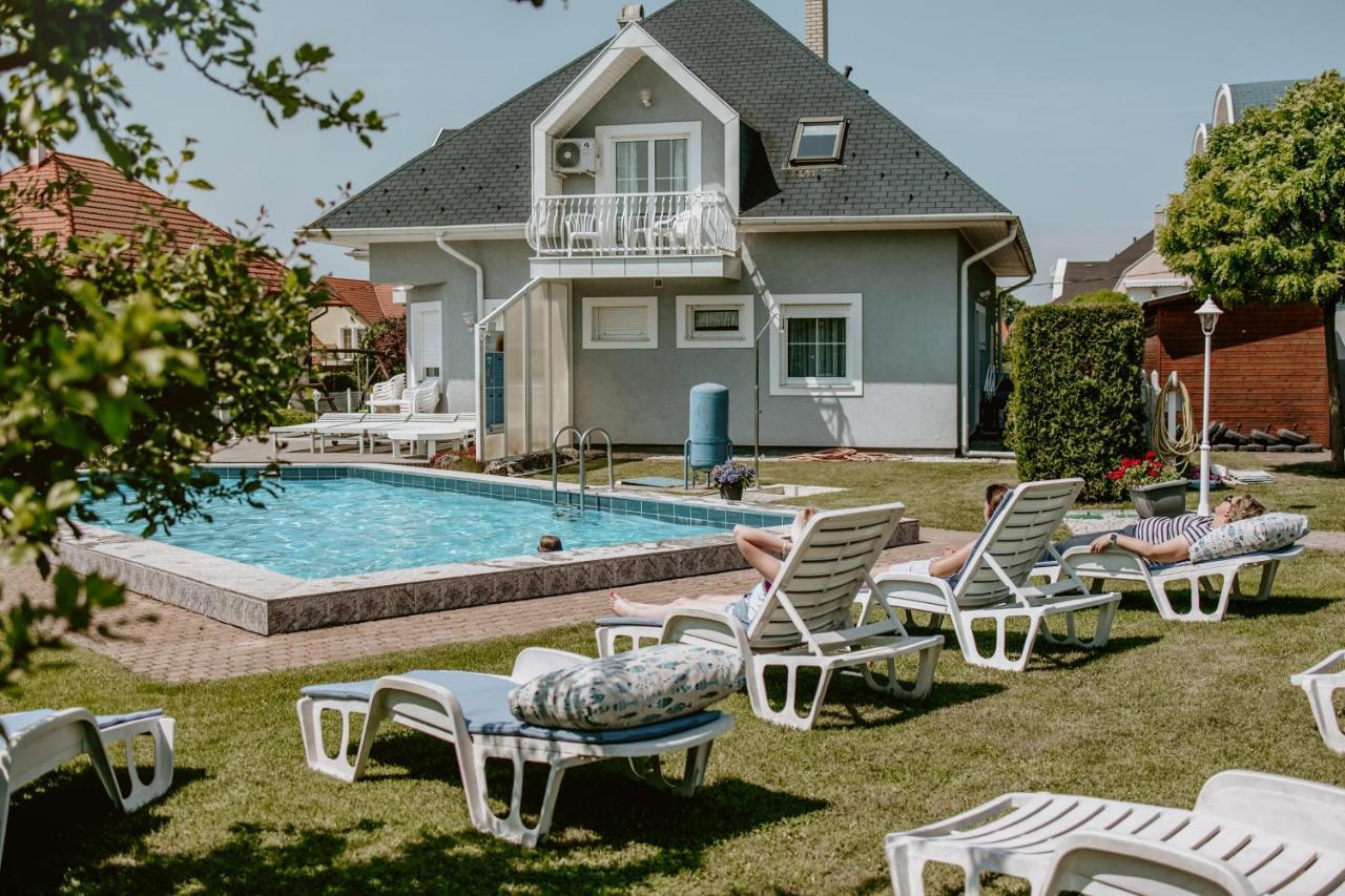 Kek Vendeghaz Family Resort Gyenesdiás エクステリア 写真