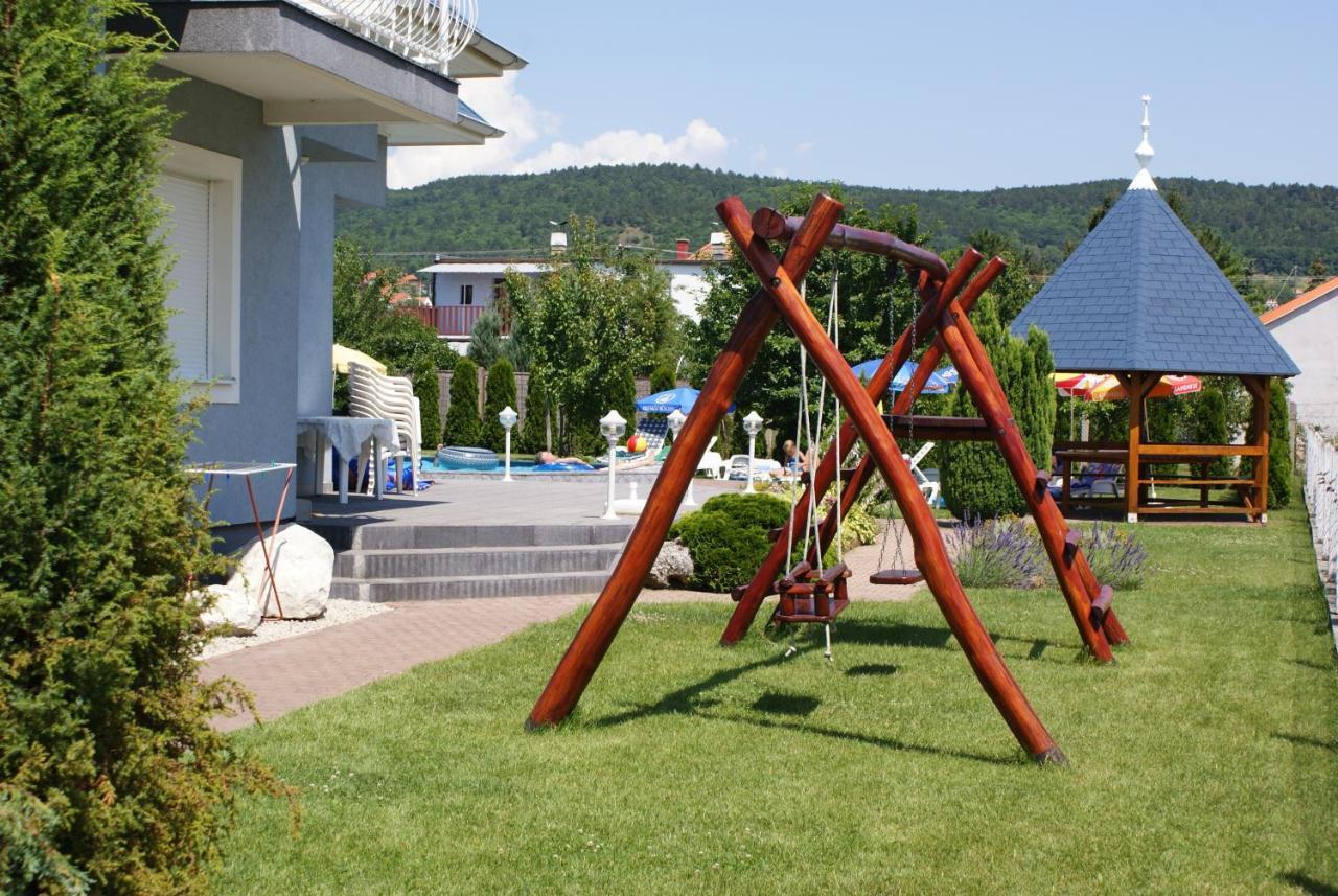 Kek Vendeghaz Family Resort Gyenesdiás エクステリア 写真