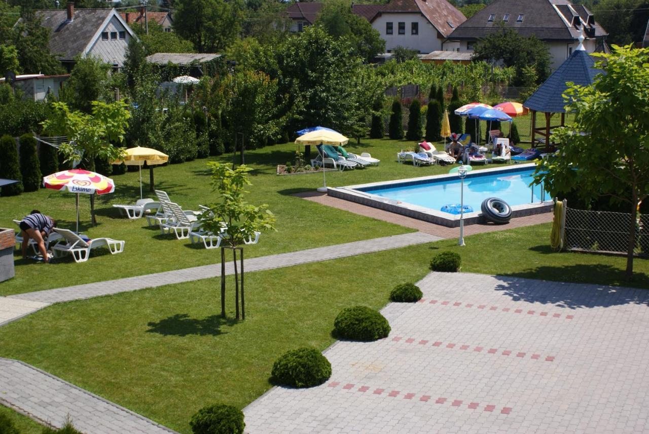 Kek Vendeghaz Family Resort Gyenesdiás エクステリア 写真