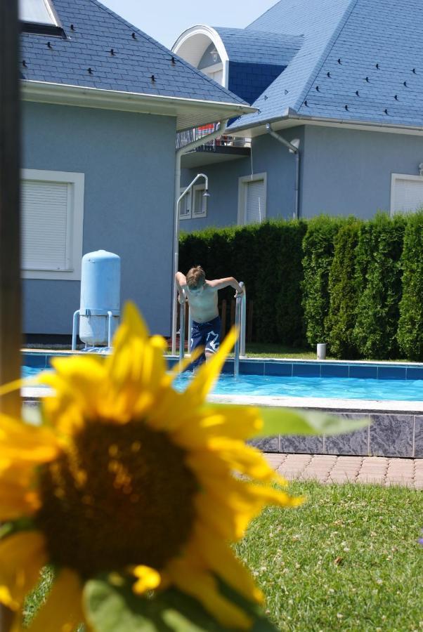 Kek Vendeghaz Family Resort Gyenesdiás エクステリア 写真