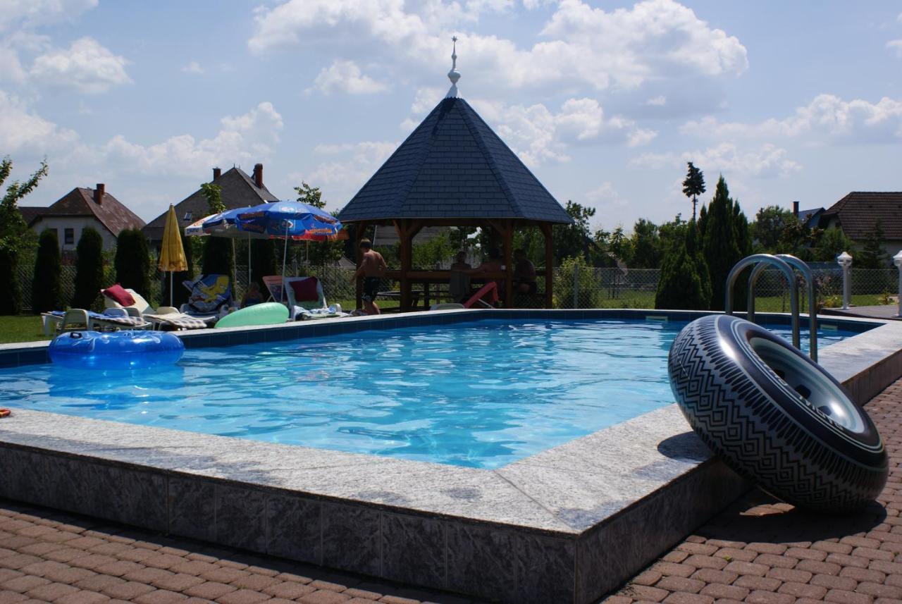 Kek Vendeghaz Family Resort Gyenesdiás エクステリア 写真