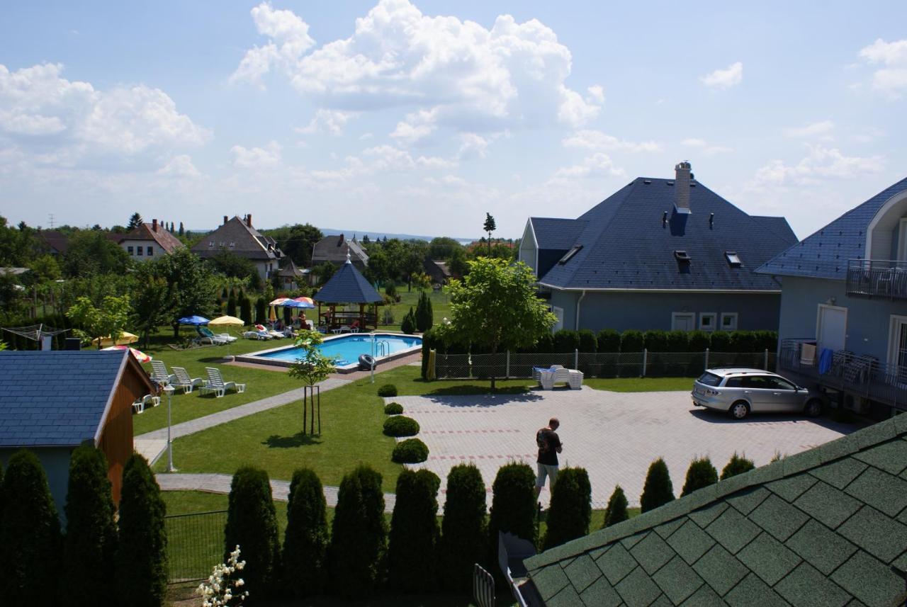 Kek Vendeghaz Family Resort Gyenesdiás エクステリア 写真