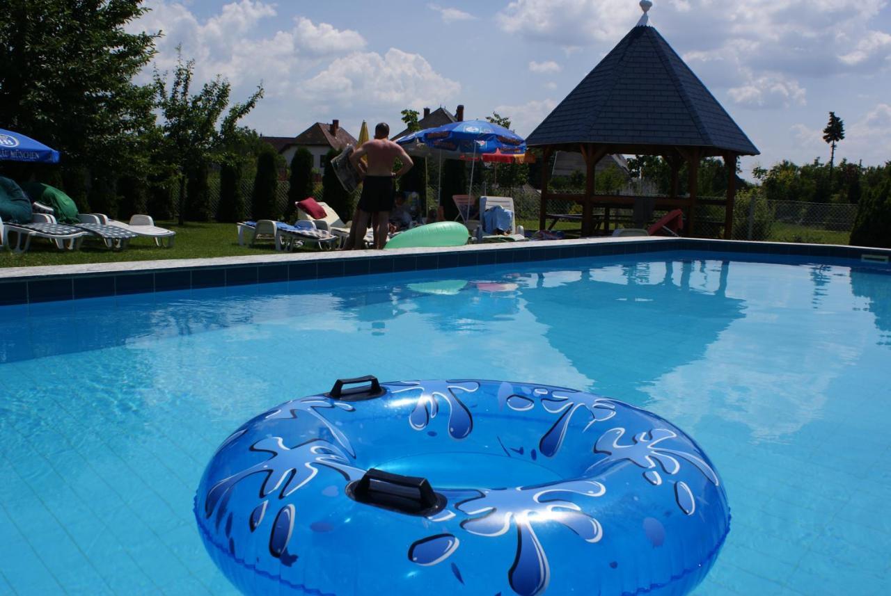 Kek Vendeghaz Family Resort Gyenesdiás エクステリア 写真