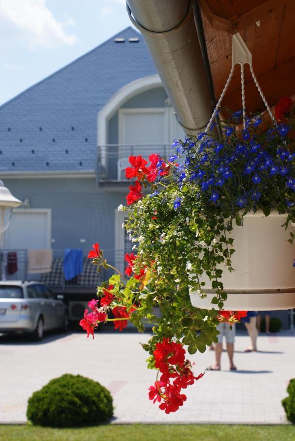 Kek Vendeghaz Family Resort Gyenesdiás エクステリア 写真
