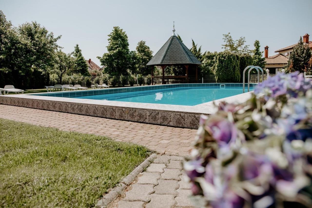 Kek Vendeghaz Family Resort Gyenesdiás エクステリア 写真