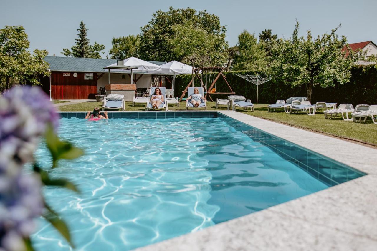 Kek Vendeghaz Family Resort Gyenesdiás エクステリア 写真
